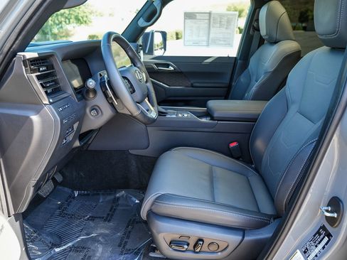 Used 2024 Lexus GX 550 w/ Accessory Package (31) AWD/4WD image 18