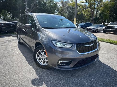 Used 2023 Chrysler Pacifica Touring-L FWD image 4