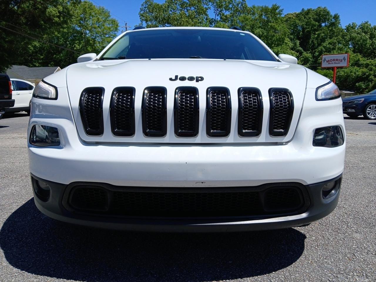 Used 2018 Jeep Cherokee Latitude w/ Altitude Package FWD image 3