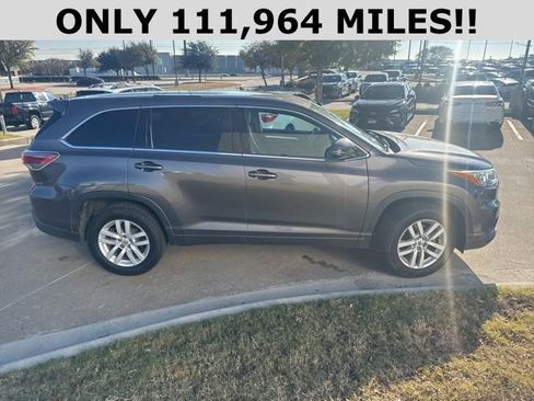 Used 2015 Toyota Highlander LE image 2