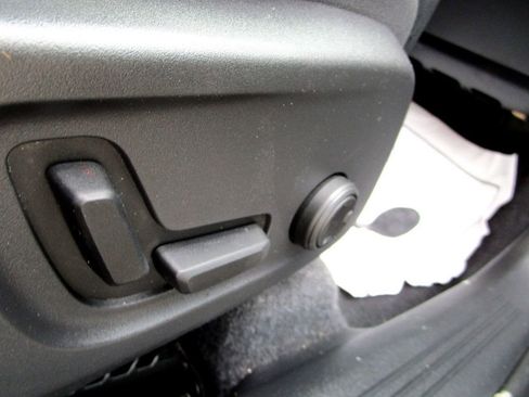 Used 2020 Volvo XC40 T5 Momentum w/ Protection Package Premier image 31