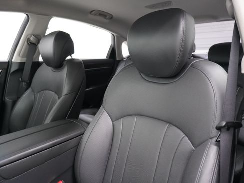Used 2018 Genesis G80 3.8 RWD image 11