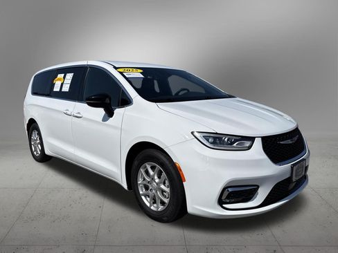 Used 2025 Chrysler Pacifica Select FWD image 6