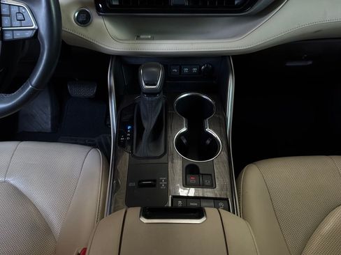 Used 2020 Toyota Highlander Limited FWD image 17