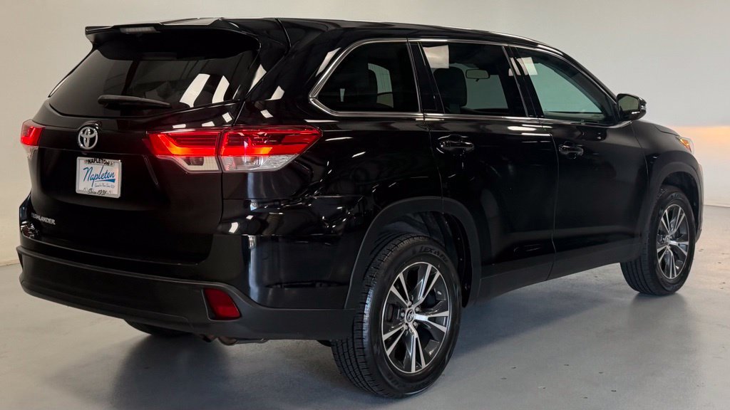 Used 2019 Toyota Highlander LE FWD image 3