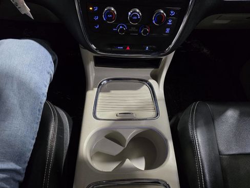 Used 2019 Dodge Grand Caravan SXT image 41