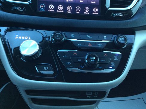 Used 2019 Chrysler Pacifica Touring-L w/ Tire & Wheel Group image 14