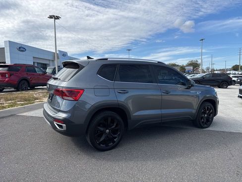 Used 2022 Volkswagen Taos SE image 2