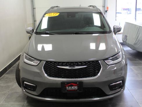 Used 2022 Chrysler Pacifica Limited image 3