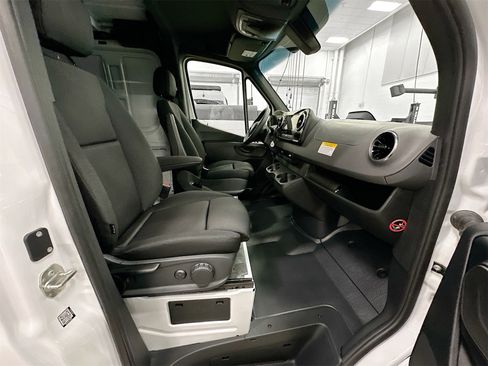 Used 2025 Mercedes-Benz Sprinter 2500 image 23