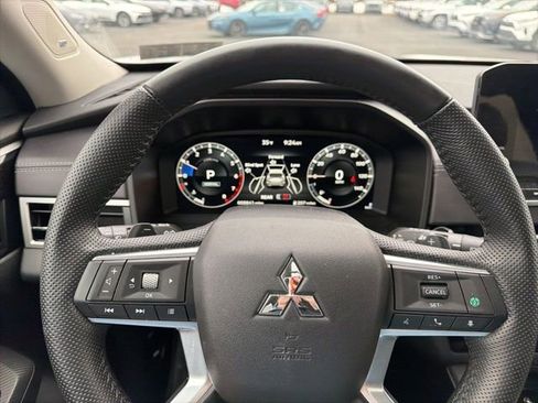 Used 2024 Mitsubishi Outlander SE image 3