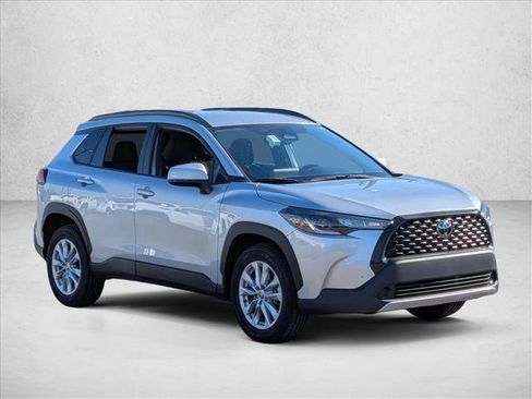 Used 2023 Toyota Corolla Cross LE image 3