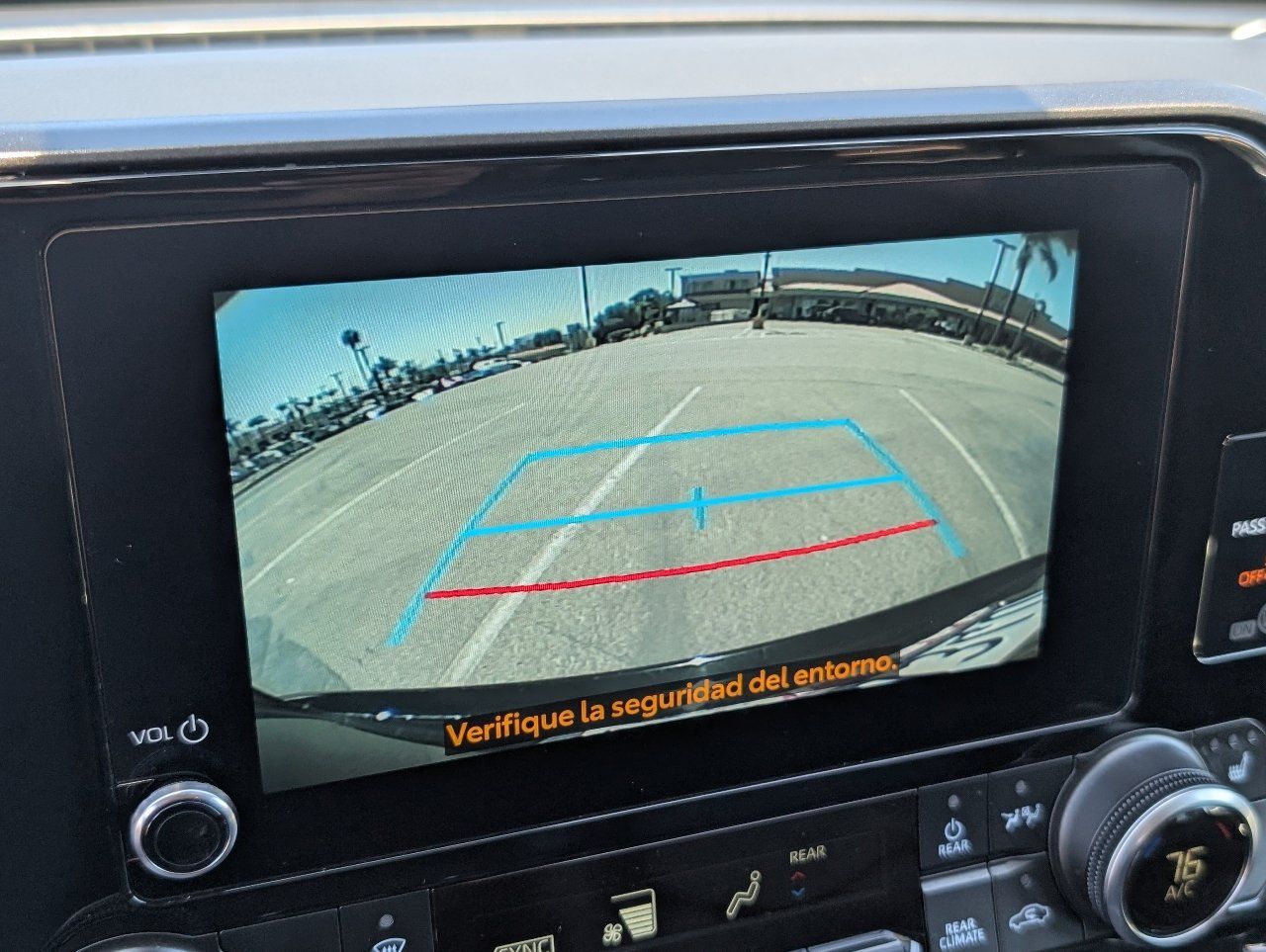 Used 2025 Toyota Highlander XLE FWD image 7