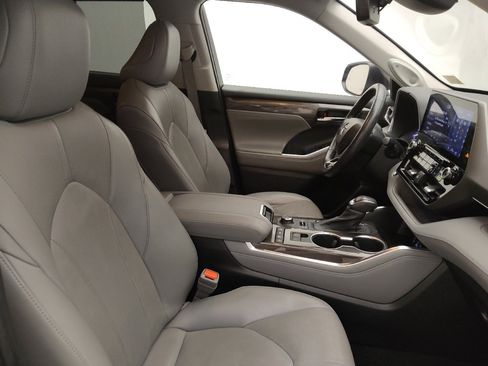 Used 2022 Toyota Highlander Limited image 21