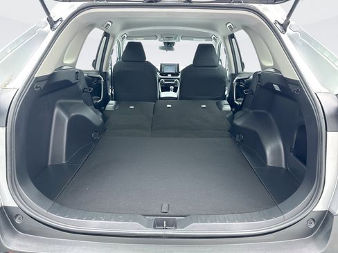 Used 2019 Toyota RAV4 LE w/ Carpet Mat Package image 21