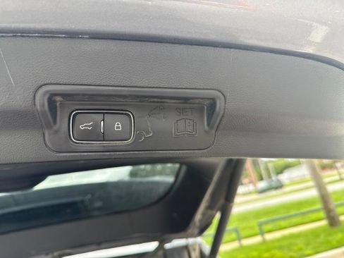 Used 2022 Ford Explorer Limited w/ Equipment Group 301A RWD image 10