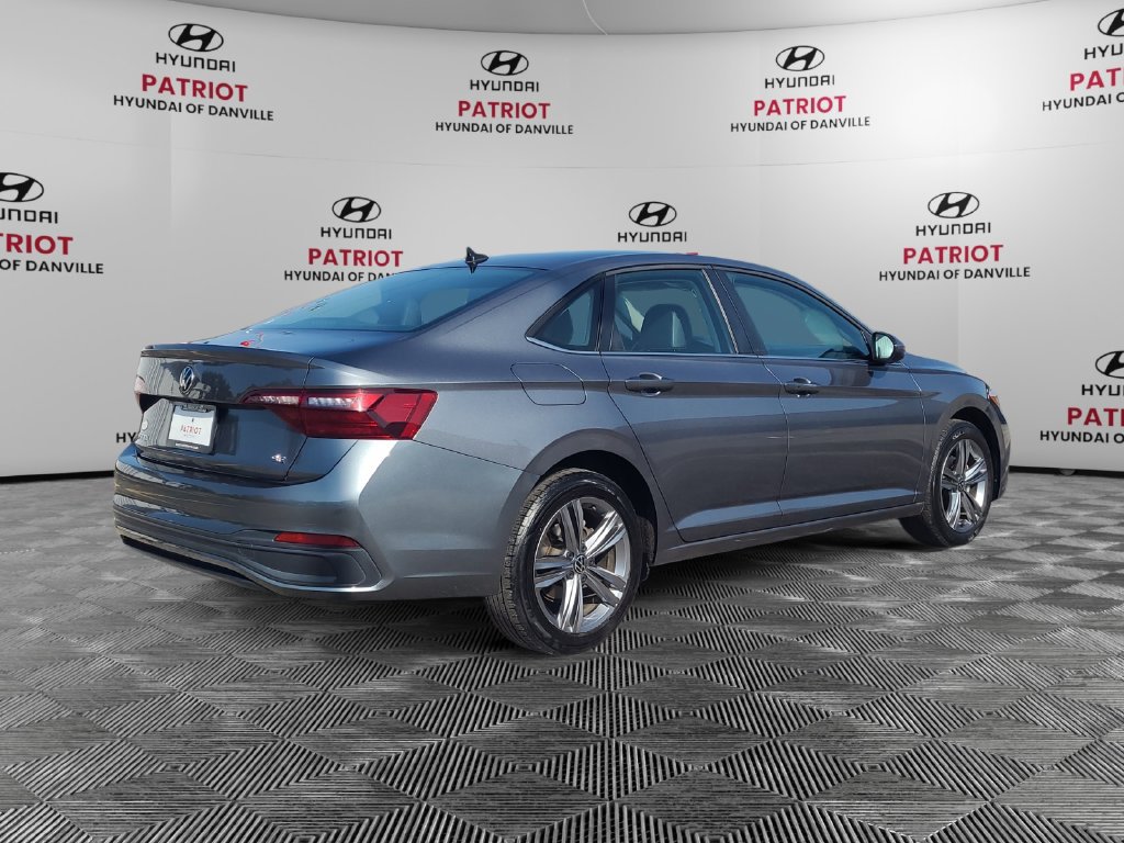 Used 2024 Volkswagen Jetta SE FWD image 3