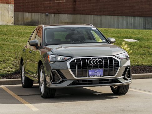 Used 2021 Audi Q3 2.0T Premium w/ Convenience Package AWD/4WD image 2