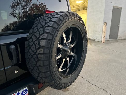 Used 2020 Jeep Wrangler Unlimited Sahara image 27