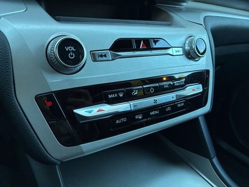 Used 2023 Ford Explorer XLT image 32