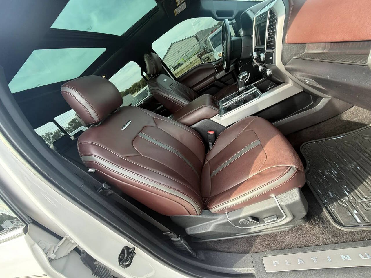 Used 2017 Ford F150 Platinum w/ Equipment Group 701A Luxury AWD/4WD image 30