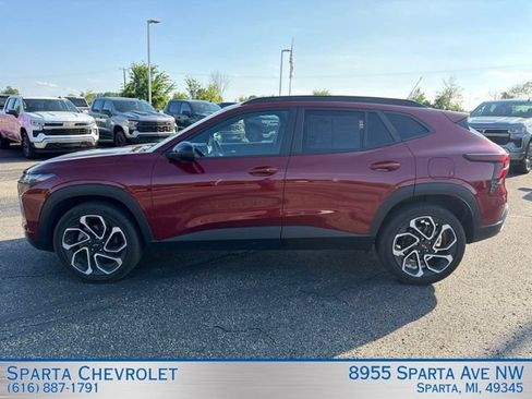 Used 2024 Chevrolet Trax RS w/ Sunroof Package FWD image 6