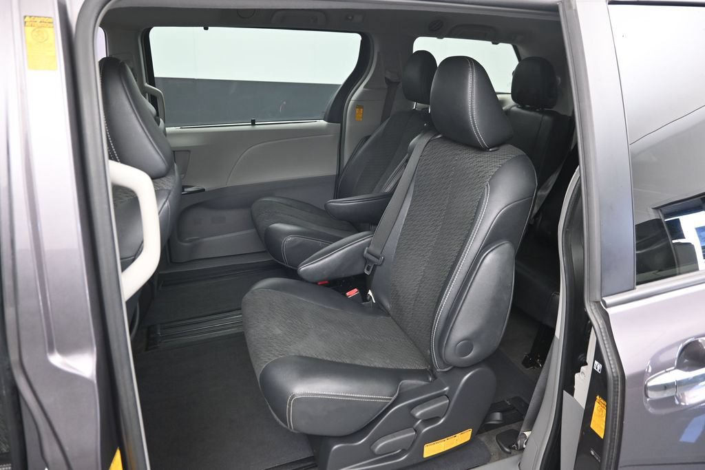 Used 2014 Toyota Sienna SE FWD image 10