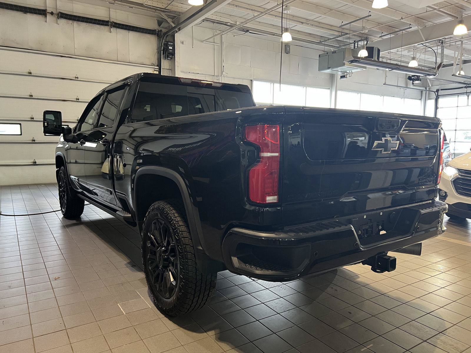 Used 2026 Chevrolet Silverado 2500 High Country w/ Midnight Edition AWD/4WD image 5