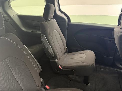 Certified 2024 Chrysler Pacifica Touring-L image 11