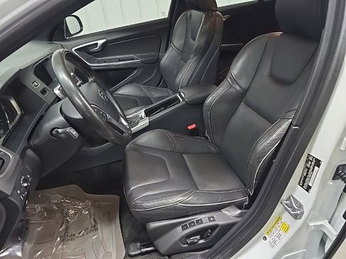 Used 2016 Volvo V60 T6 R-Design image 29