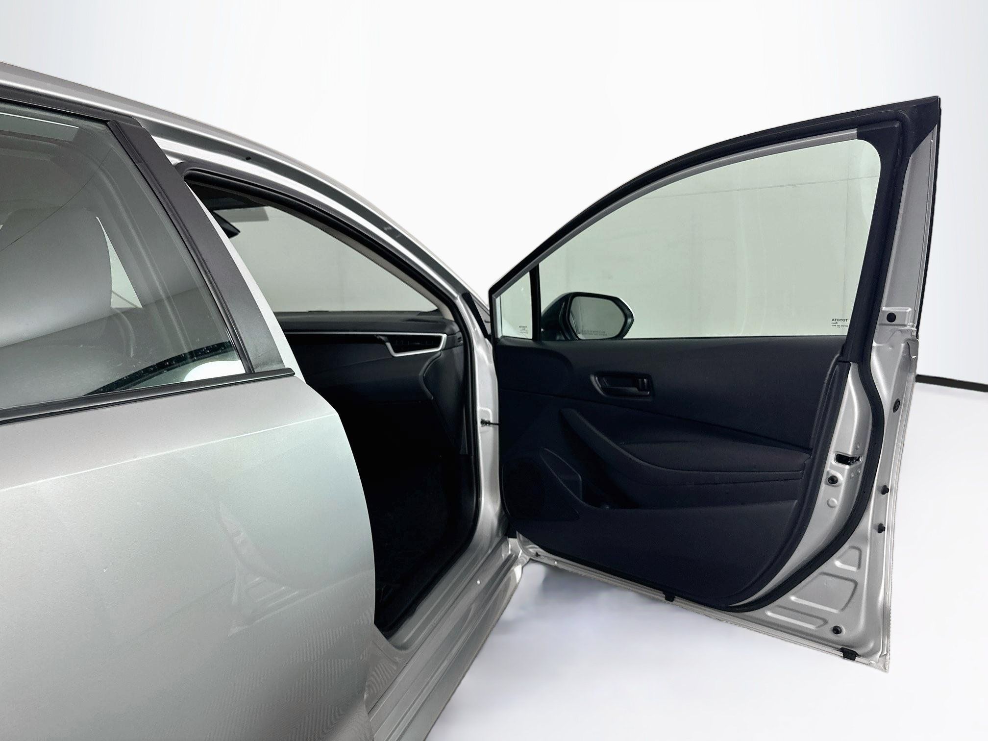 Used 2025 Toyota Corolla LE FWD image 29