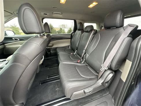 Used 2025 Kia Carnival image 19