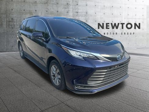 Used 2022 Toyota Sienna LE FWD image 1