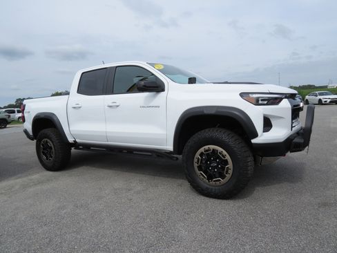 Used 2025 Chevrolet Colorado ZR2 w/ Off-Road Front Bumper Package image 18
