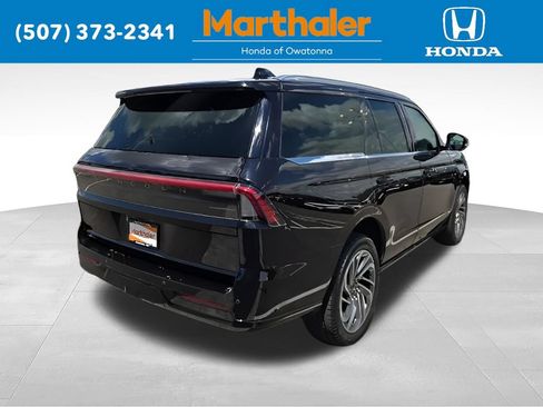 Used 2025 Lincoln Navigator Reserve AWD/4WD image 5