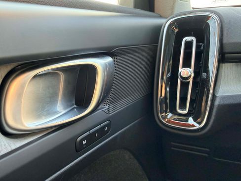 Certified 2025 Volvo XC40 B5 Plus image 18