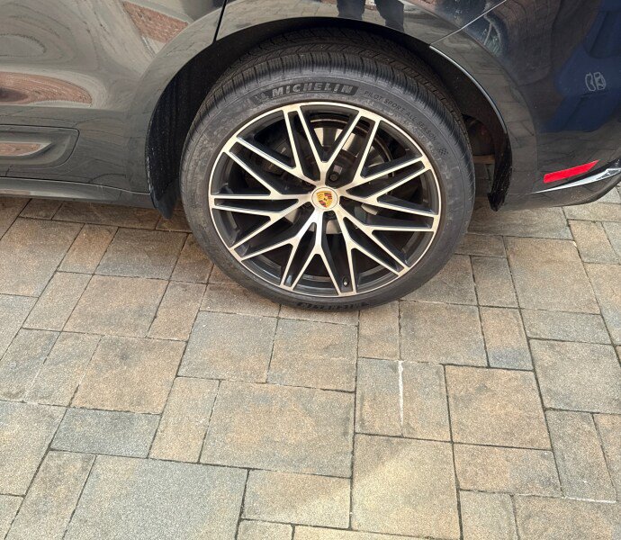Certified 2023 Porsche Macan AWD/4WD image 10