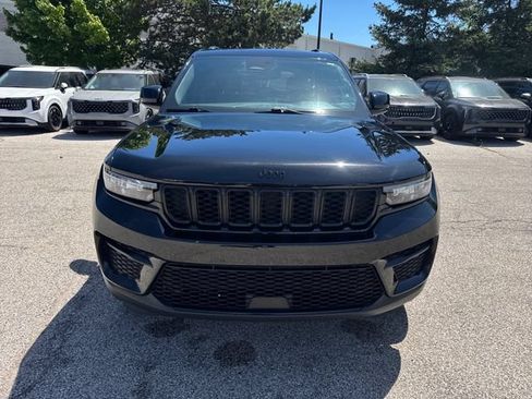 Used 2023 Jeep Grand Cherokee Altitude AWD/4WD image 8