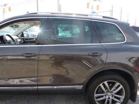 Used 2016 Volkswagen Touareg Sport image 42
