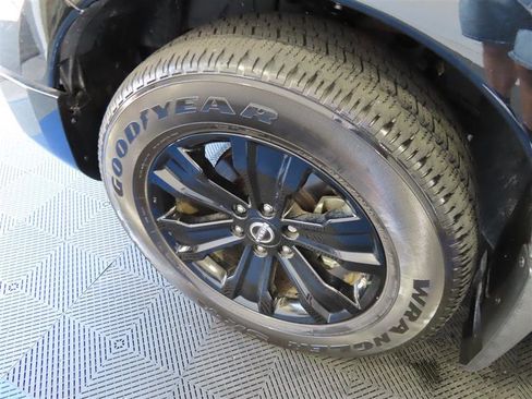 Used 2023 Nissan Titan SV w/ SV Convenience Package image 6