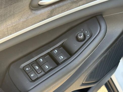 New 2025 Jeep Grand Cherokee L Limited w/ Luxury Tech Group II AWD/4WD image 16