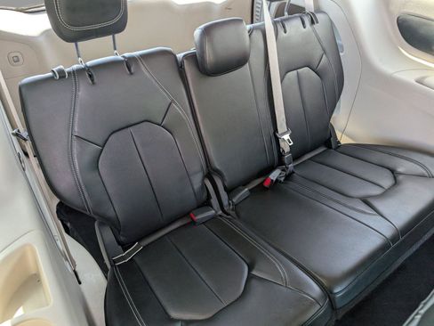 Used 2024 Chrysler Pacifica Touring-L FWD image 35