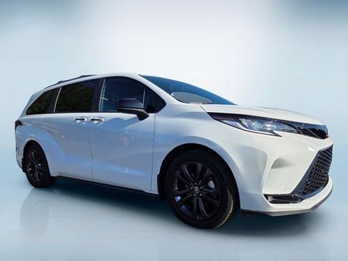 Used 2026 Toyota Sienna XSE FWD image 2