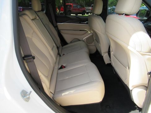 Certified 2025 Jeep Grand Cherokee Limited w/ Luxury Tech Group II AWD/4WD image 37