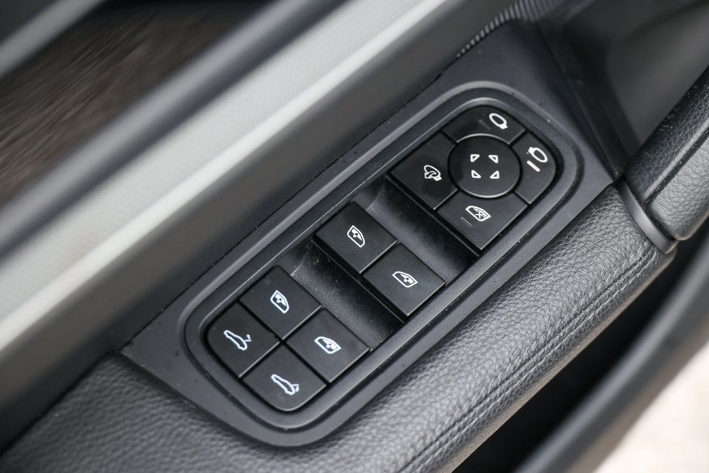 Certified 2024 Porsche Cayenne Coupe AWD/4WD image 29