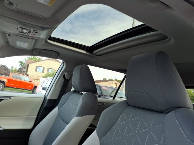 Certified 2021 Toyota RAV4 XLE w/ Convenience Package AWD/4WD image 18