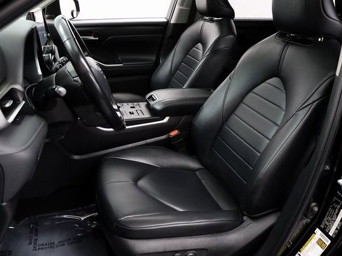 Used 2023 Toyota Highlander XLE image 9