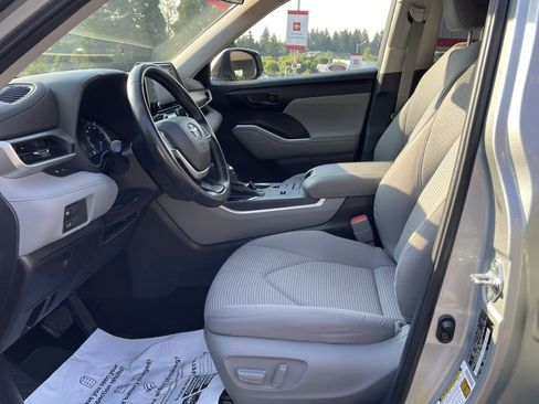 Used 2022 Toyota Highlander LE AWD/4WD image 10