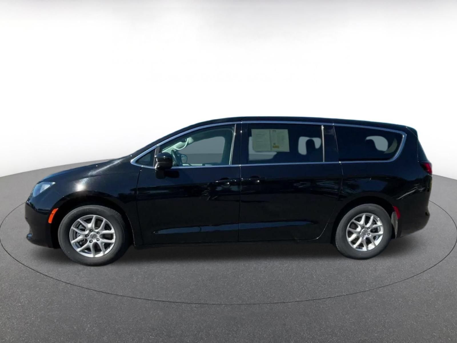 Used 2024 Chrysler Voyager LX FWD image 8