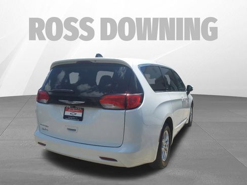 Used 2023 Chrysler Voyager LX FWD image 4